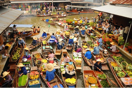 Amphawa Floating Market, April 2011 (Foto Diambil dari http://www.shutterstock.com)