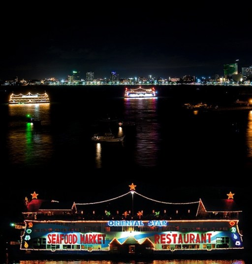 Restoran Terapung di Bali Hai Pier