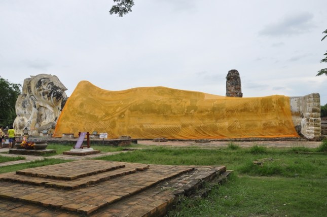 Reclining Budha di Wat Lokayasutham