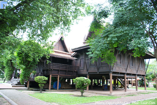 Bagian Depan Khun Phaen Residence