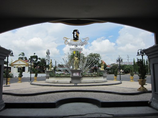 Bagian Depan Gedung Tiffany's Show