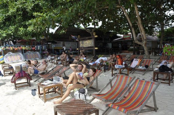 Tempat Duduk-Duduk Di Malibu Garden Resort