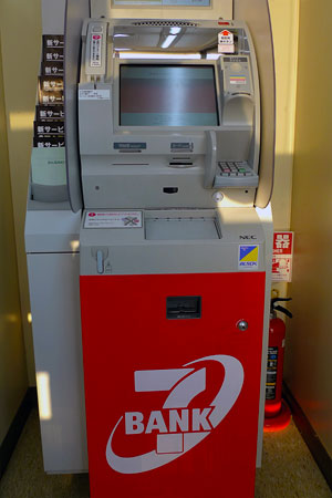 Salah Satu ATM yang Menerima Kartu Debit dan Kredit oleh Bank Di Luar Jepang