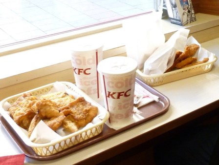 Di KFC Jepang ayamnya disajikan di keranjang plastik dan bukan di piring