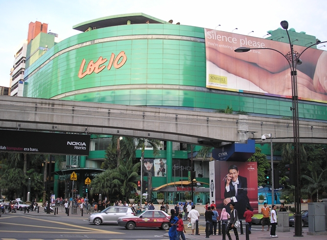 Bagian Depan Mall Lot 10