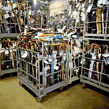 Payung-payung yang ketinggalan dan terdampar di gudang Lost & Found (photo by : globalsherpa