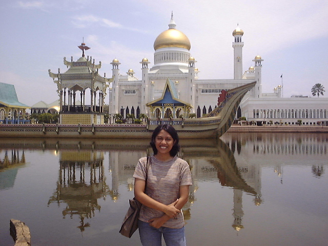 Berfoto di depan masjid Sultan Omar Ali Saiffudin Brunei Darussalam