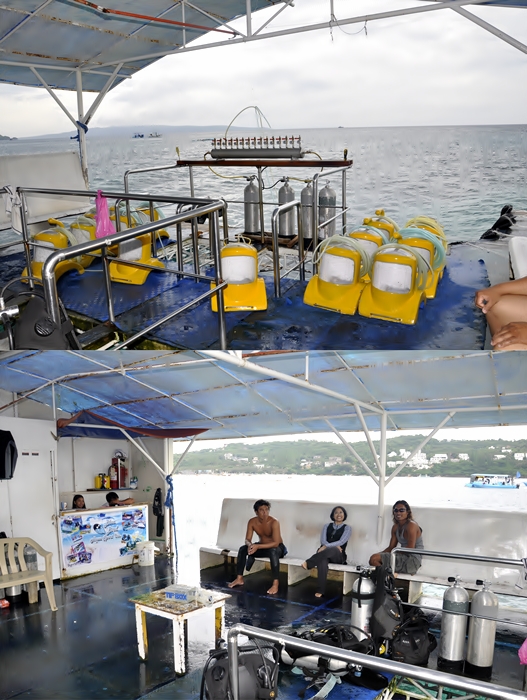 Pangkalan Helmet Diving dan Perlengkapannya