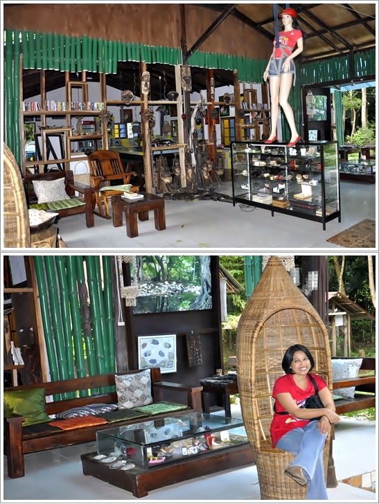 Karya Seni di Ruang Resepsionisnya