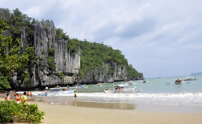 Pantai menuju Underground River