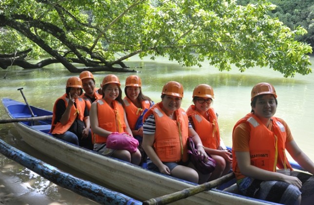 Perahu menuju Underground River