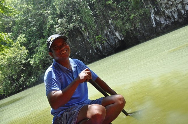 Boatman kami selama di Underground River