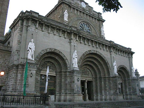 Bagian Depan Cathedral of Manila