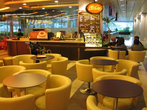 Mc Donald Terminal 3 Changi Airport (Photo Credit : sosquigglyappleplanes)