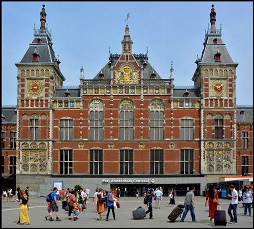 Bagian Depan Stasiun Amsterdam Centraal (Photo by : Martin Alberts)