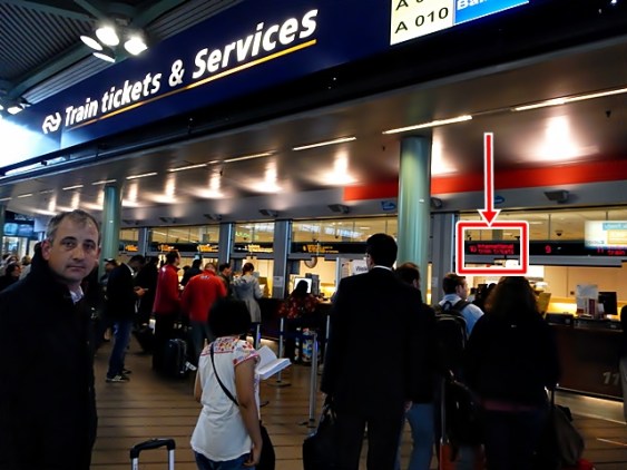 Garis Panah Merah menunjukkan loket tempat pemesanan tiket untuk kereta internasional