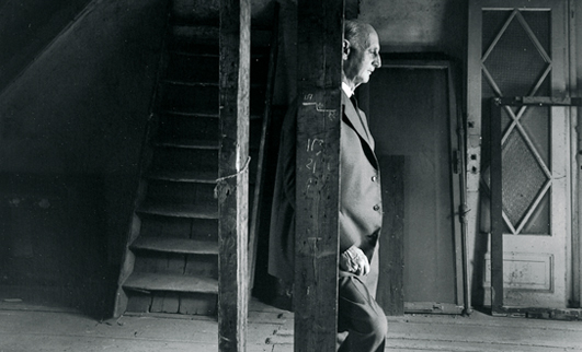 Otto Frank kembali ke rumah itu setelah perang usai. Foto ini diambil sebelum rumah itu secara resmi dijadikan museum. Entah apa perasaannya saat kembali kesini (Photo by : www.annefrank.org)