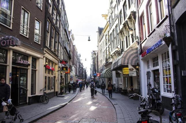 Jalan Warmoesstraat depan Hostel Meeting Point