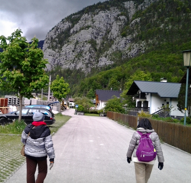 Suasana Obertraun sekitar jam setengah delapan malam
