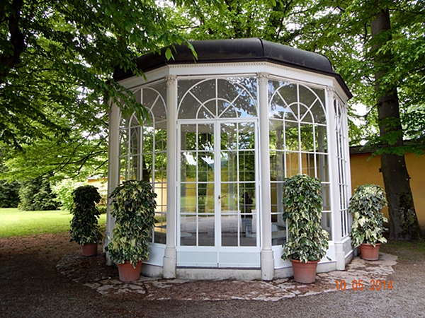 Ini penampakan gazebonya. Lebih terlihat klasik di filmnya