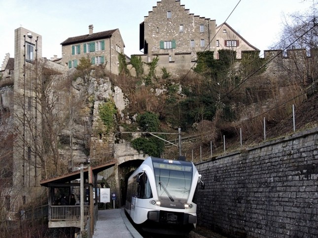 Stasiun Schloss Laufen am Rheinfall