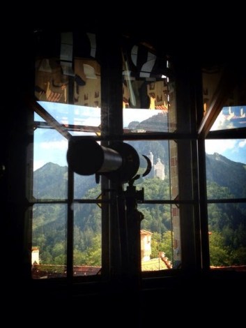 Tleskop emas di ruang kerja Ludwig (Photo By: castlesandforts.blogspot)