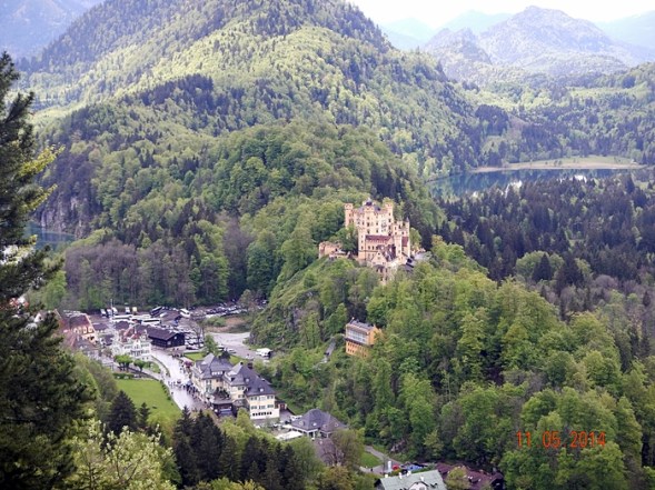 Hohenschwangau dilihat dari jalur Marienbrucke