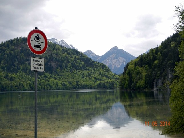 Pemandangan dari pinggir danau