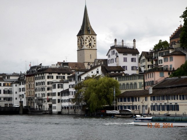 Menara jam St Peter dilihat dari Limmatquai