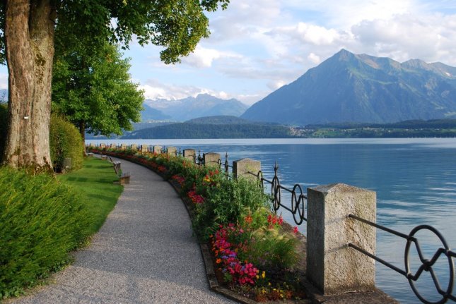 Pemandangan Danau Thun dari castle of Oberhofen (Photo by : kurt.fotosuisse)
