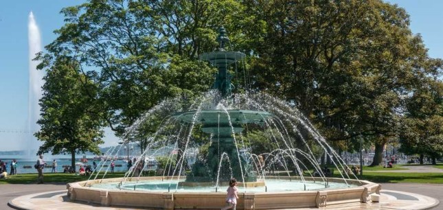 Fontaine des Quatre-Saisons (Four Seasons Fountain). Photo by : vanderkrogt.net)