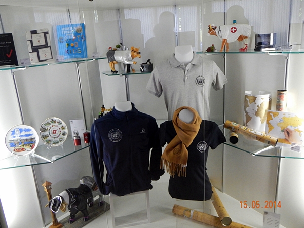 Beberapa Souvenir di Toko Buku Palace of Nations