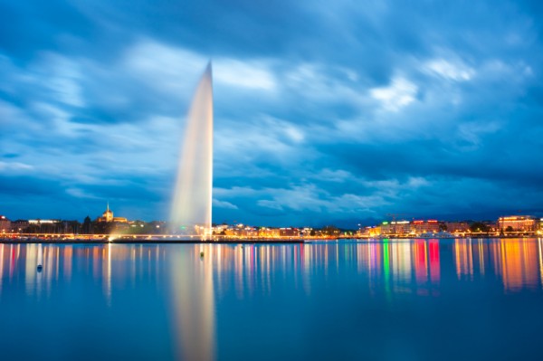 Jet d'Eau Fountain Geneva di waktu malam (Photo by : raileurope.com)