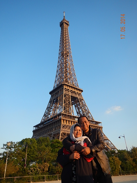 Bersama ibu di kaki menara Eiffel. Senyum di wajahnya begitu tak ternilai.