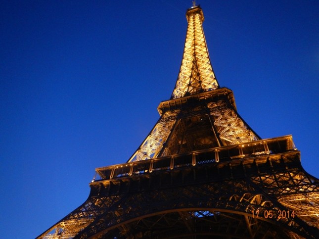 Menara Eiffel di waktu malam