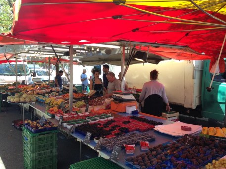 Plainpalais Farmers Market (Photo by : healthyhappierbear.com)