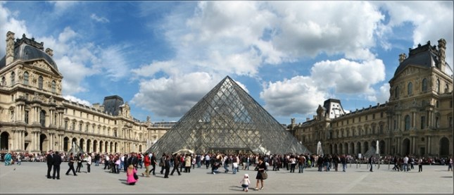 Pintu Masuk Museum Louvre (Photo by : Kaizokubg)