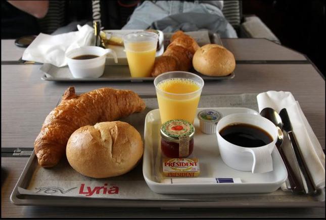 Breakfast untuk penumpang kelas 1 yang dibagikan (Photo by : dolphinairline.blogspot.co.id)
