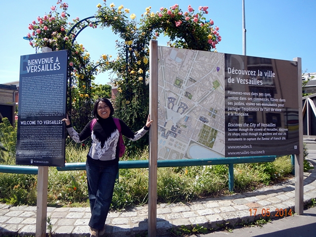 Baliho di depan stasiun